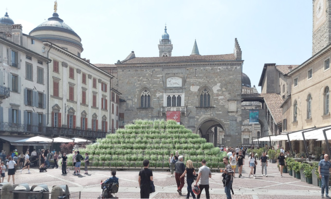 Una piramide di piante in piazza Vecchia a settembre