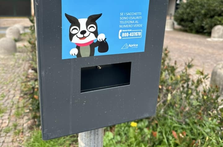 Sacchetti per i cani, distributori vuoti un po’ ovunque in città