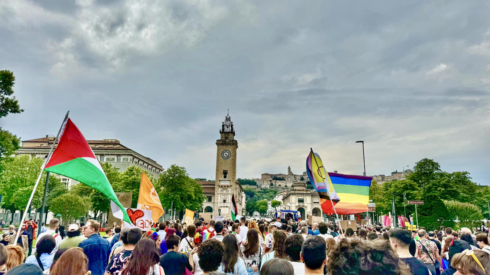 In quattromila alla sfilata arcobaleno del Bergamo Pride