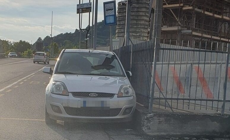 Auto abbandonata ad Albano da più di un mese