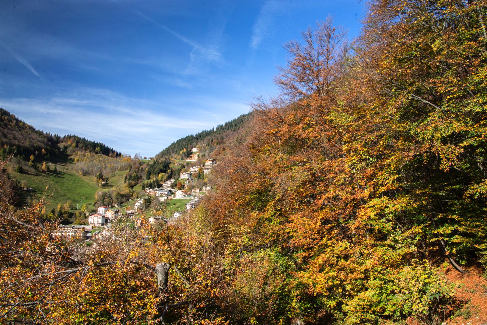 Foliage d'autunno: due weekend per vivere il fascino dei colori dell'Alta Val Brembana e dei suoi borghi